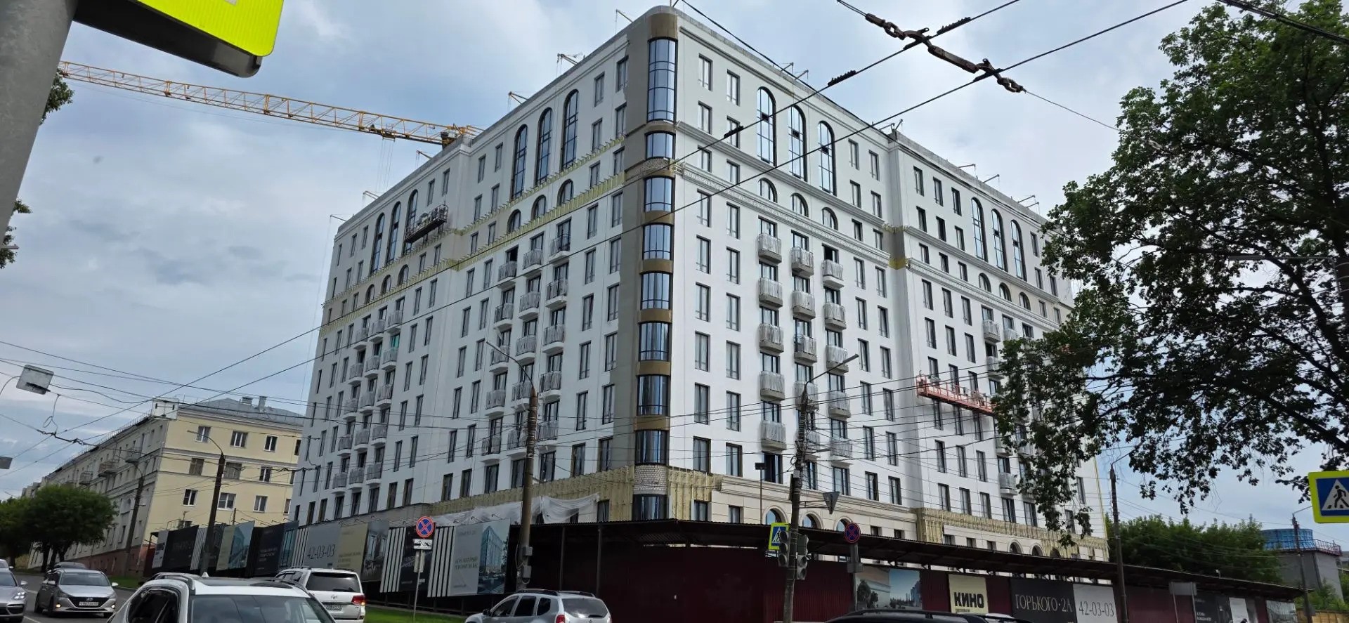 Алюминиевые системы ALUMARK в архитектуре Кирова: три жилых комплекса, три разных решения