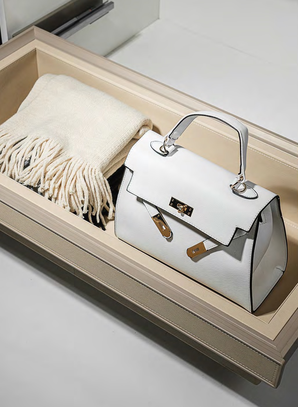 ALPHALUX Aiden Выдвижная корзина в базу 600 мм, 564х430х140 (ШхГхВ), экокожа, шампань. Рис. 3