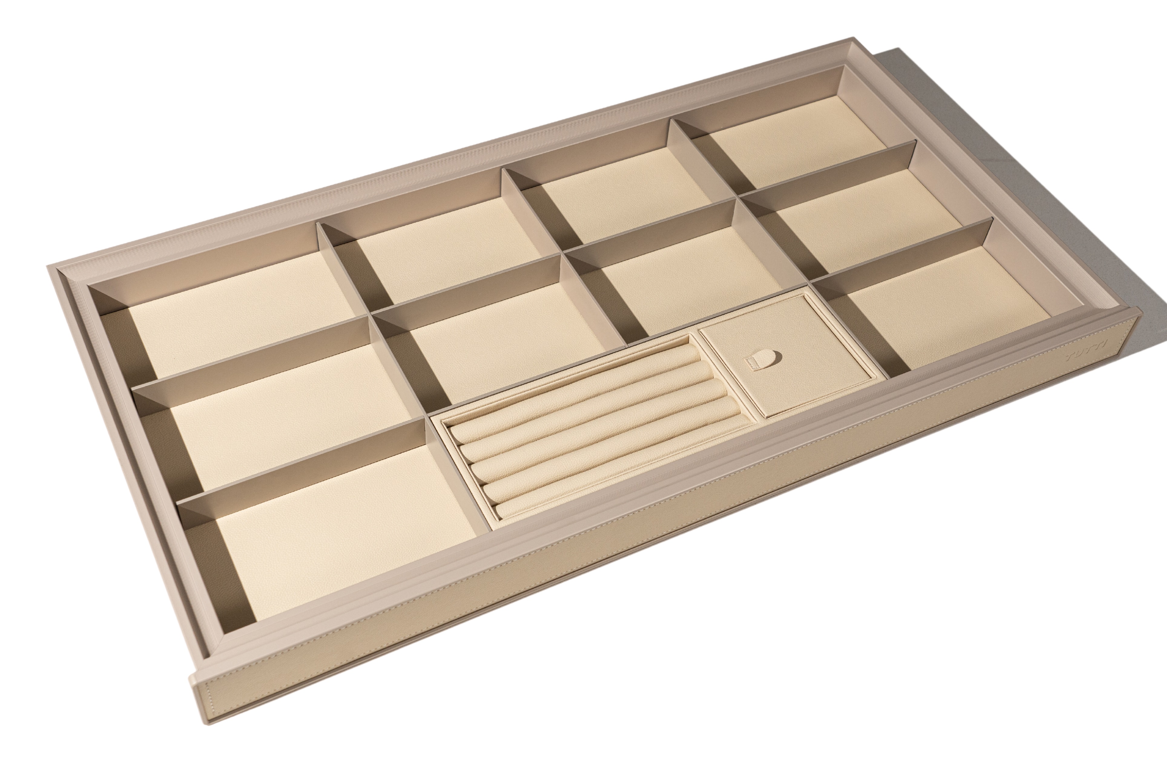 ALPHALUX Aiden Выдвижной лоток для бижутерии в базу 600 мм, 564х430х68 (ШхГхВ), экокожа, шампань. Рис. 1 ALPHALUX Aiden Выдвижной лоток для бижутерии в базу 600 мм, 564х430х68 (ШхГхВ), экокожа, шампань. Рис. 1
