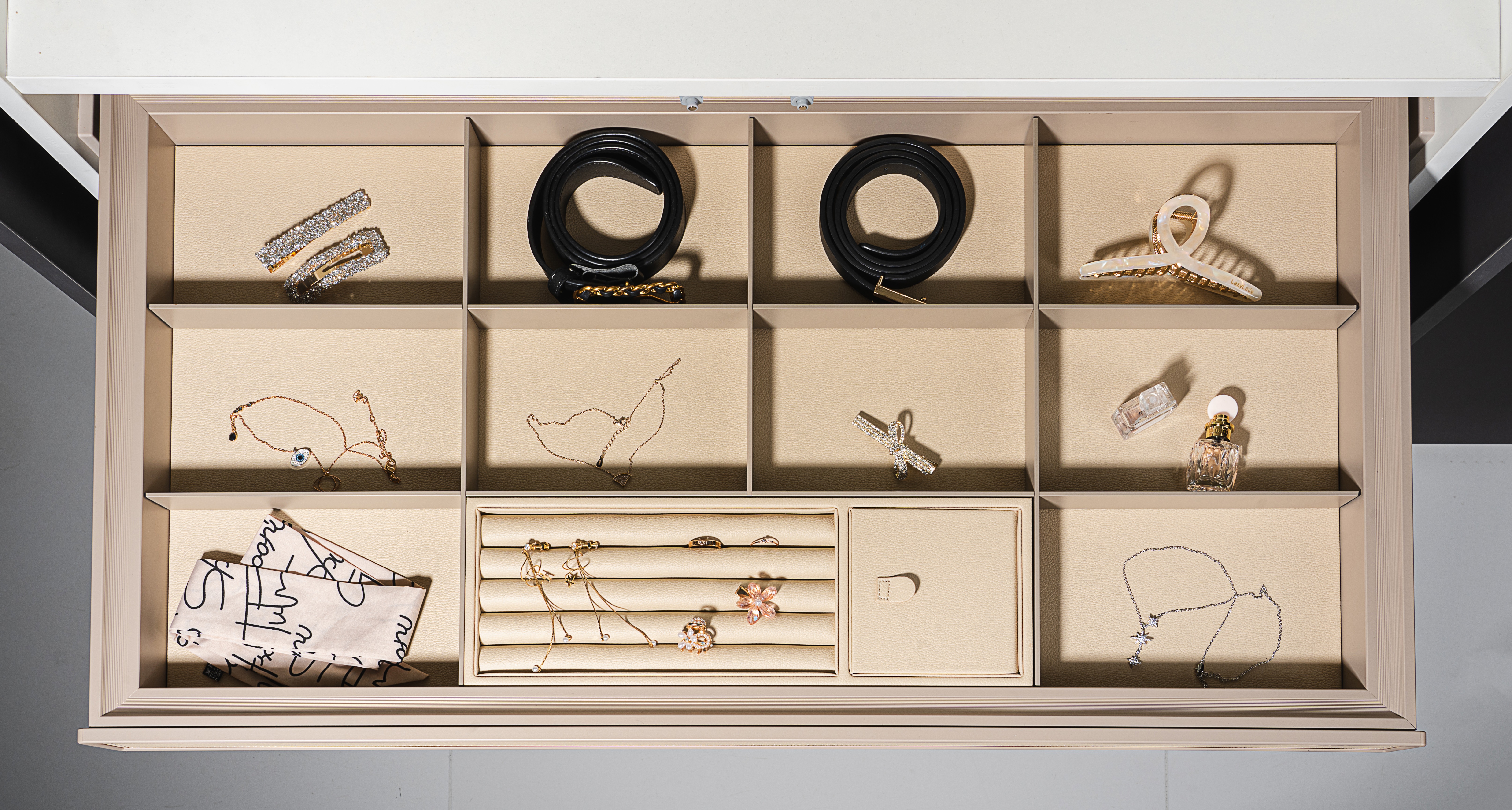 ALPHALUX Aiden Выдвижной лоток для бижутерии в базу 600 мм, 564х430х68 (ШхГхВ), экокожа, шампань. Рис. 2 ALPHALUX Aiden Выдвижной лоток для бижутерии в базу 600 мм, 564х430х68 (ШхГхВ), экокожа, шампань. Рис. 2