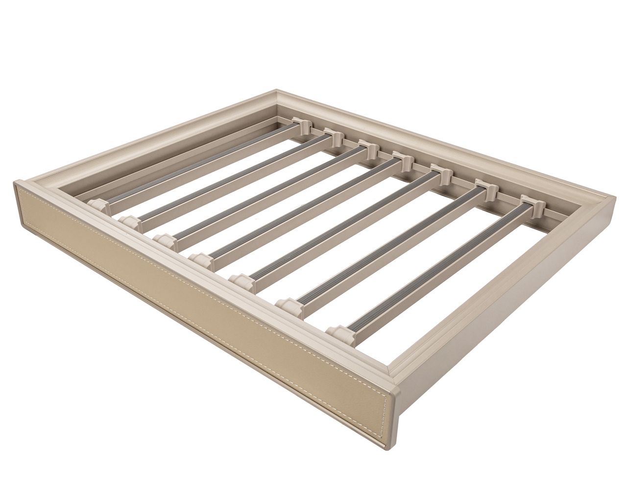 ALPHALUX Aiden Выдвижная брючница наборного типа в базу 600 мм, 564х430х68 (ШхГхВ), экокожа, шампань. Рис. 1 ALPHALUX Aiden Выдвижная брючница наборного типа в базу 600 мм, 564х430х68 (ШхГхВ), экокожа, шампань. Рис. 1