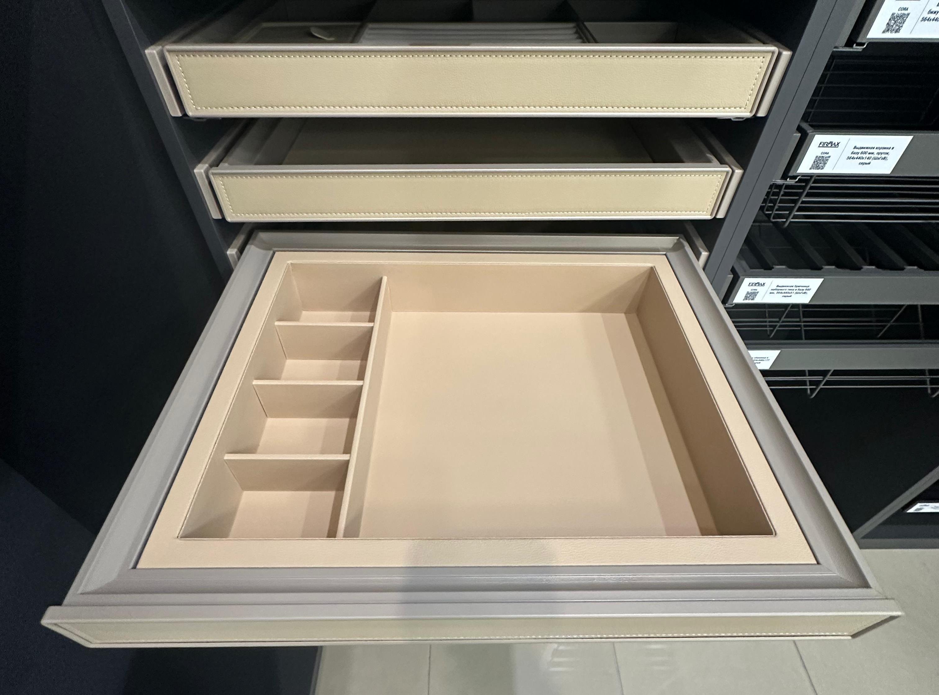 ALPHALUX Aiden Выдвижной лоток для аксессуаров в базу 600 мм, 564х420х133 (ШхГхВ), экокожа, шампань. Рис. 3 ALPHALUX Aiden Выдвижной лоток для аксессуаров в базу 600 мм, 564х420х133 (ШхГхВ), экокожа, шампань. Рис. 3
