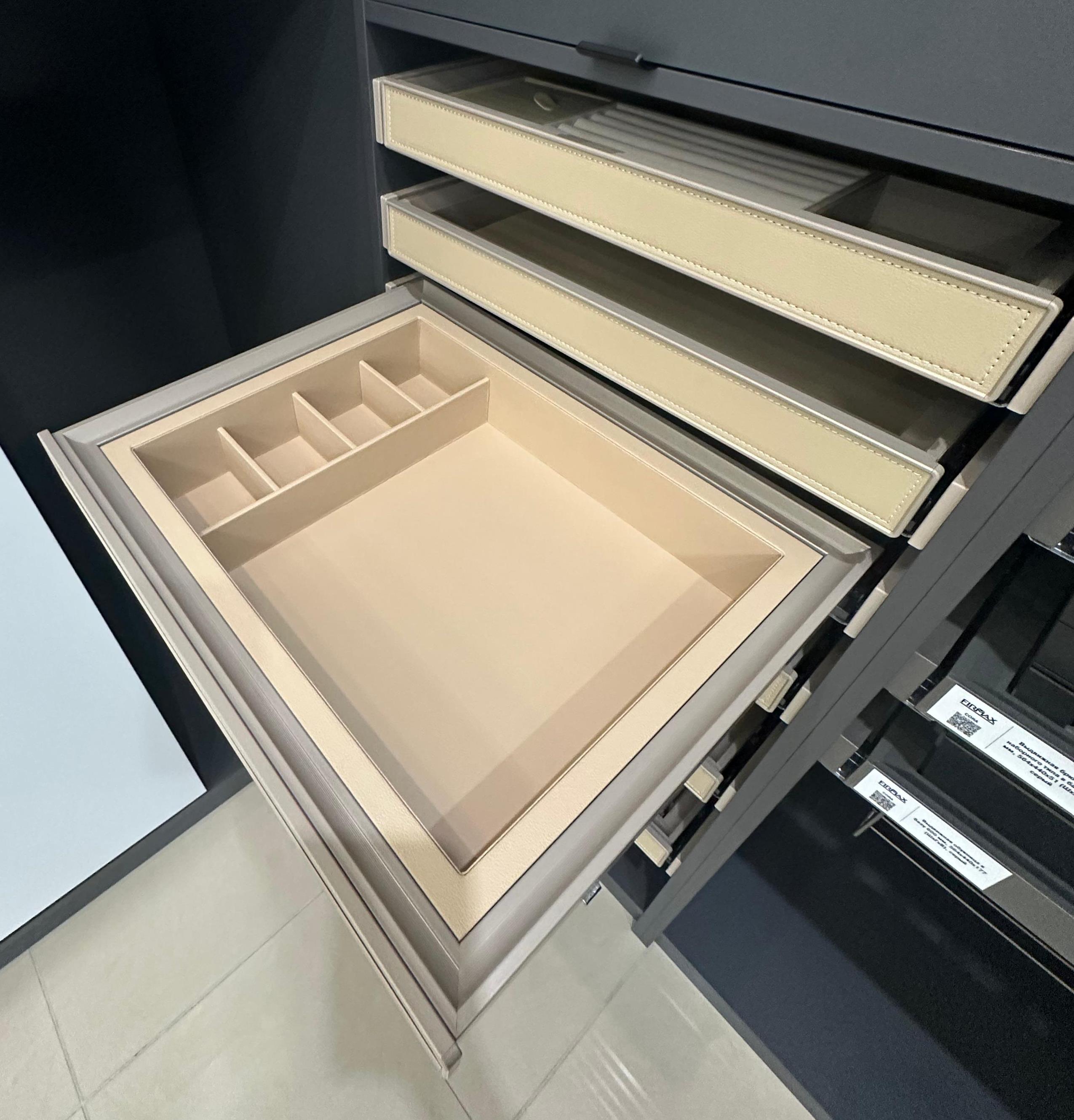 ALPHALUX Aiden Выдвижной лоток для аксессуаров в базу 600 мм, 564х420х133 (ШхГхВ), экокожа, шампань. Рис. 2 ALPHALUX Aiden Выдвижной лоток для аксессуаров в базу 600 мм, 564х420х133 (ШхГхВ), экокожа, шампань. Рис. 2