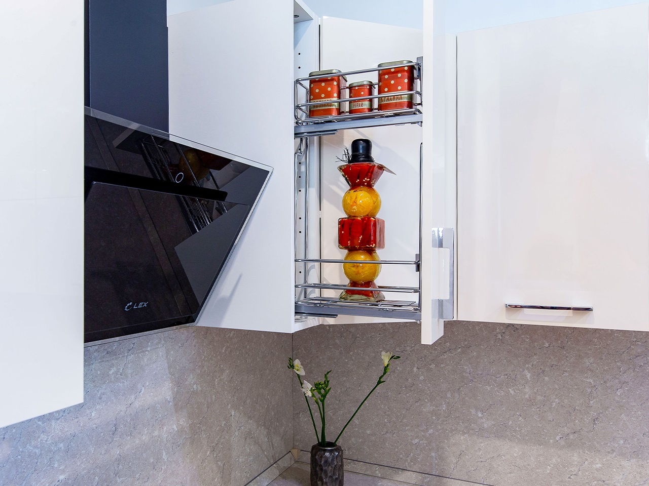 Бутылочница в верхнюю базу 150мм, левая, с креплением к фасаду, направляющие плавного закрывания,. Рис. 3 Бутылочница в верхнюю базу 150мм, левая, с креплением к фасаду, направляющие плавного закрывания,. Рис. 3