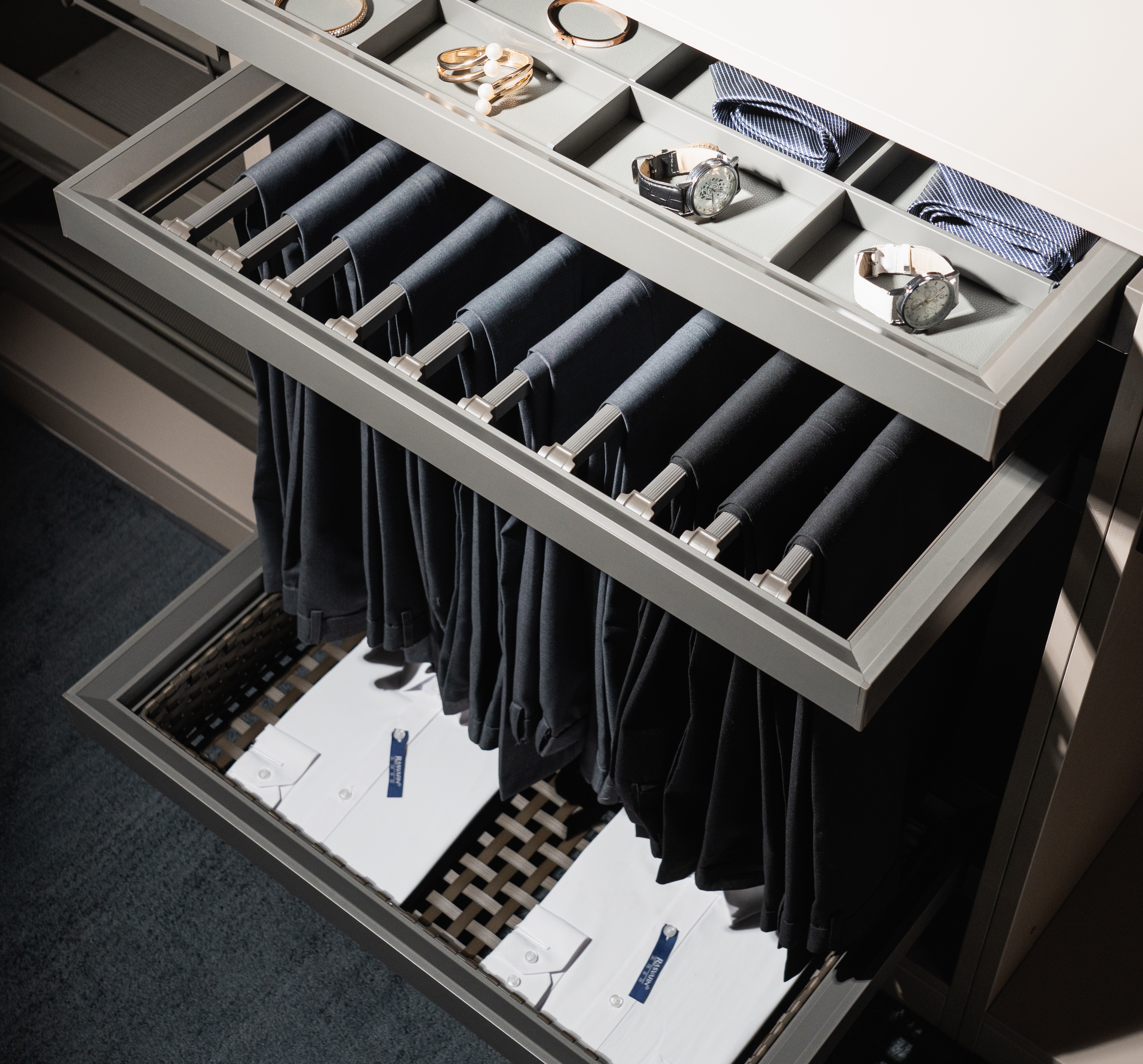 FIRMAX CORA Выдвижная брючница наборного типа в базу 600 мм, 564х440х51 (ШхГхВ), серый. Рис. 2 FIRMAX CORA Выдвижная брючница наборного типа в базу 600 мм, 564х440х51 (ШхГхВ), серый. Рис. 2