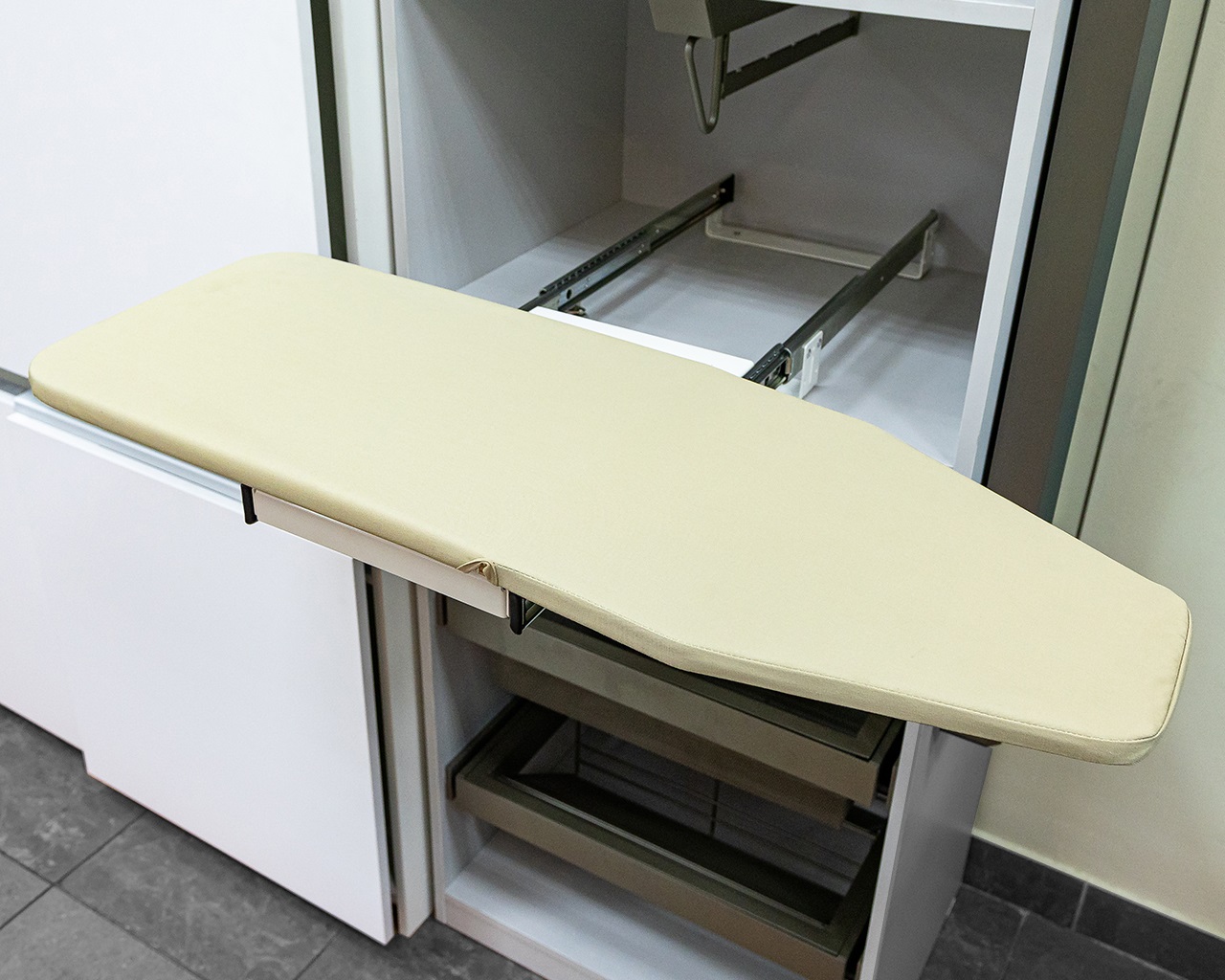 FIRMAX Поворотно-выдвижная гладильная доска, 300х430х140 (ШхГхВ), белая рама.. Рис. 1 FIRMAX Поворотно-выдвижная гладильная доска, 300х430х140 (ШхГхВ), белая рама.. Рис. 1