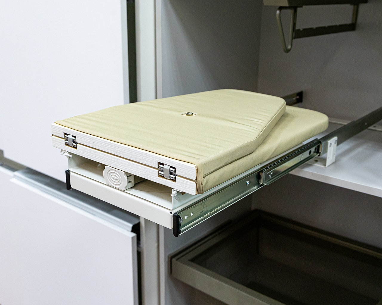 FIRMAX Поворотно-выдвижная гладильная доска, 300х430х140 (ШхГхВ), белая рама.. Рис. 3 FIRMAX Поворотно-выдвижная гладильная доска, 300х430х140 (ШхГхВ), белая рама.. Рис. 3