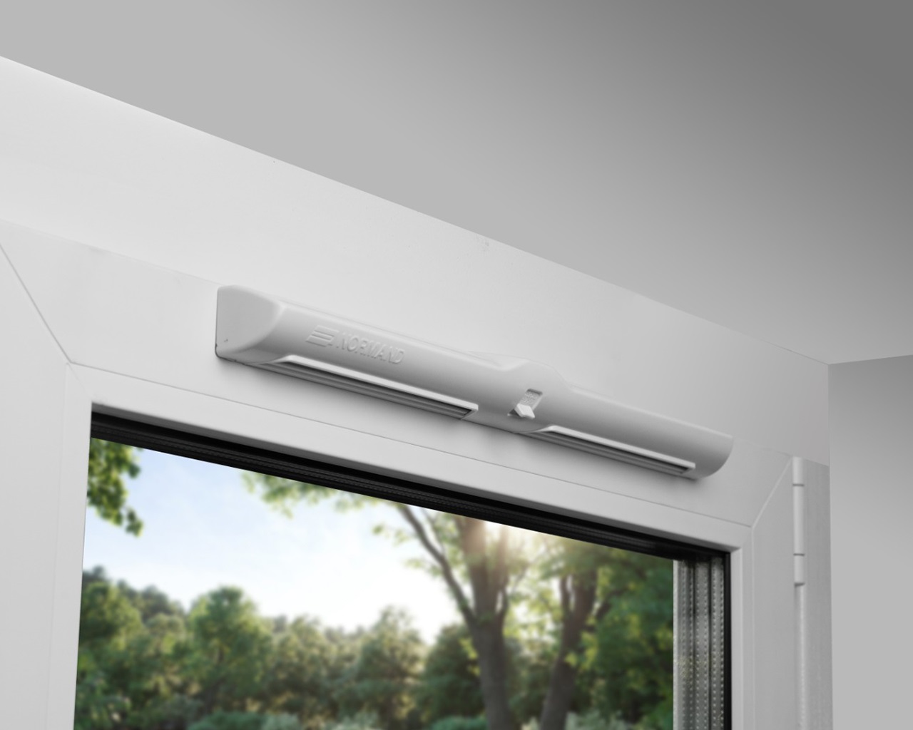 Вентиляционный шумозащитный клапан Normand V в комплекте с козырьком, 31,8 м3/ч, установка с фрезеровкой, белый. Рис. 1 Вентиляционный шумозащитный клапан Normand V в комплекте с козырьком, 31,8 м3/ч, установка с фрезеровкой, белый. Рис. 1