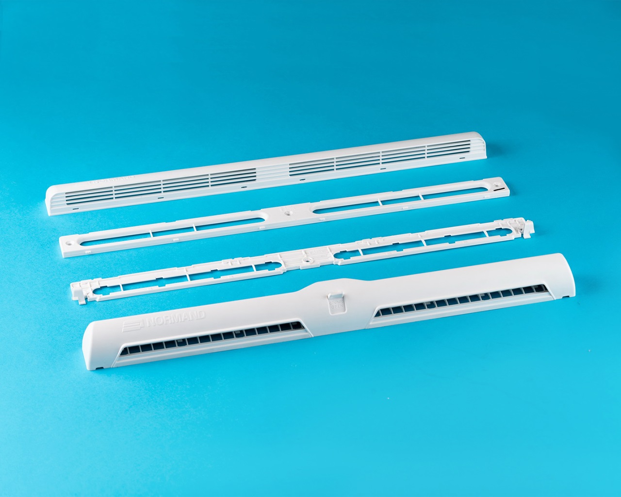 Вентиляционный шумозащитный клапан Normand V в комплекте с козырьком, 31,8 м3/ч, установка с фрезеровкой, белый. Рис. 2 Вентиляционный шумозащитный клапан Normand V в комплекте с козырьком, 31,8 м3/ч, установка с фрезеровкой, белый. Рис. 2