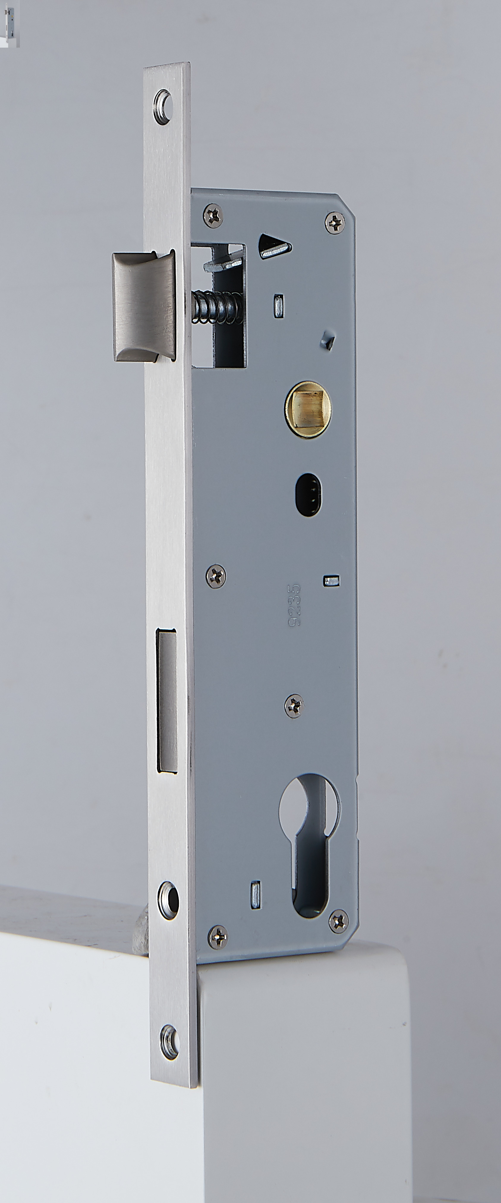 Замок однозапорный с ригелем и фалевой защёлкой F16/35/92/8, управление защёлкой от ручки. Рис. 2