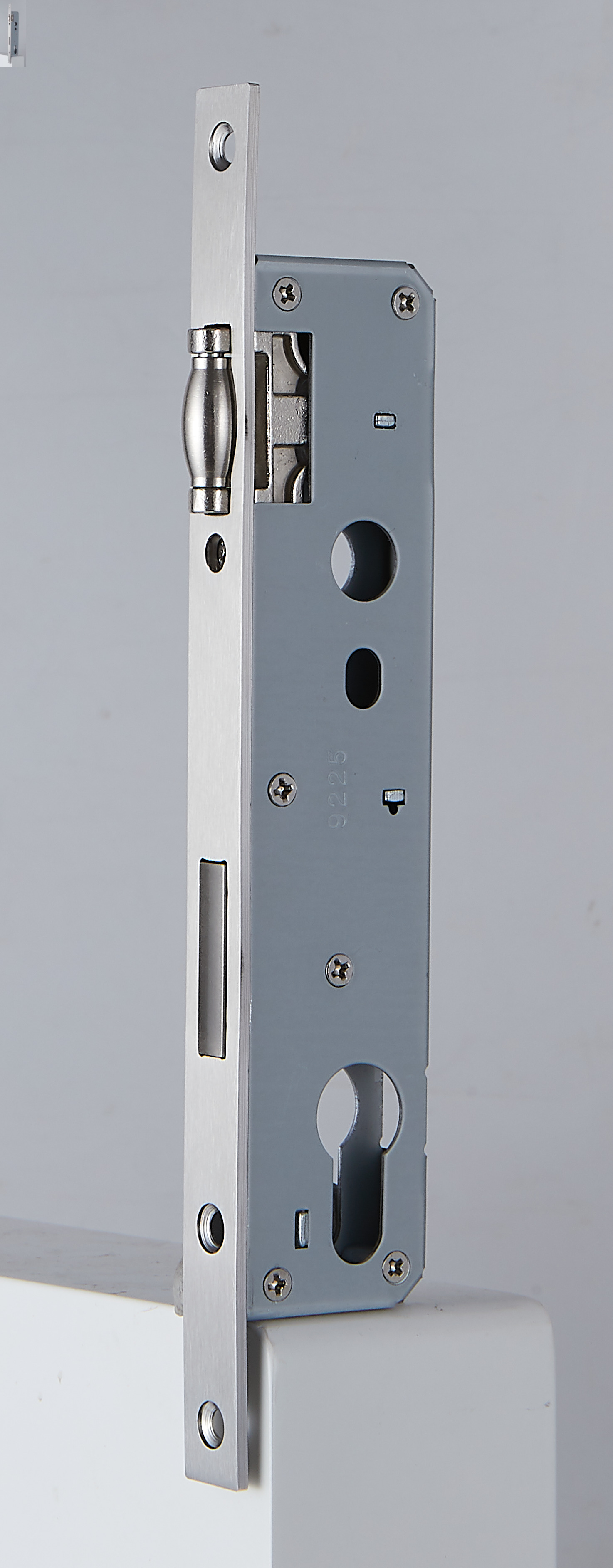 Замок однозапорный с ригелем и роликовой защёлкой F16/25/92/8. Рис. 2 Замок однозапорный с ригелем и роликовой защёлкой F16/25/92/8. Рис. 2