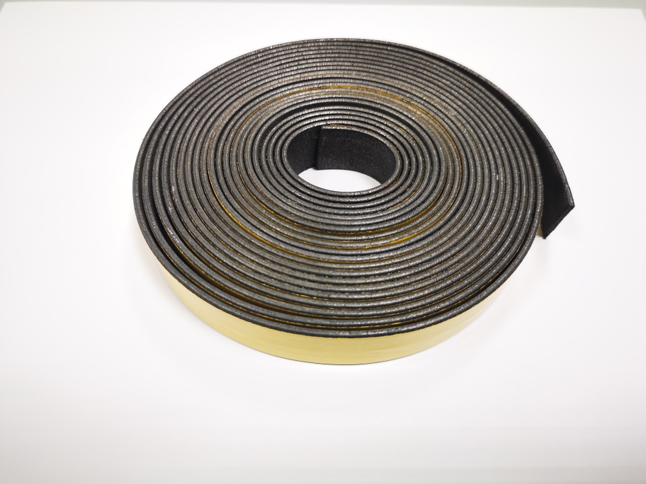 Уплотнитель противопожарный для дверей, на графитовой основе, с клеевым слоем, 1x15 мм, черный. Рис. 1